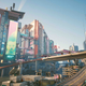 Les bâtiments dominent les autoroutes urbaines de Night City dans Cyberpunk 2077.
